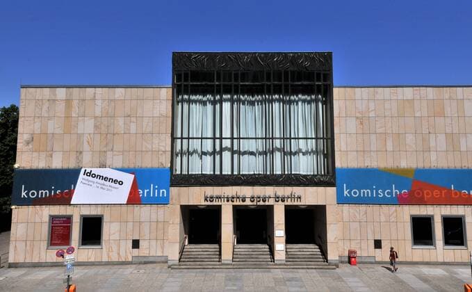 Berlin 26.05.2011: Komische Oper Operngebäude Opernhaus Behrenstraße außen Außenansicht Gebäude Haus