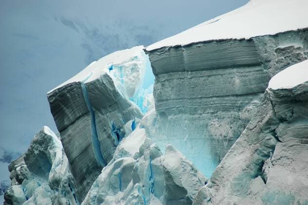 IMAGO Nature: Unsere Erde, Klimawandel, Arktische und Antarktische Eisschmelze Schelfeiskante mit Gletscherspalten, Antarktis, Adelaide Island Ice shelf edge with cravasses, Antarctica, Adelaide Island BLWS036929