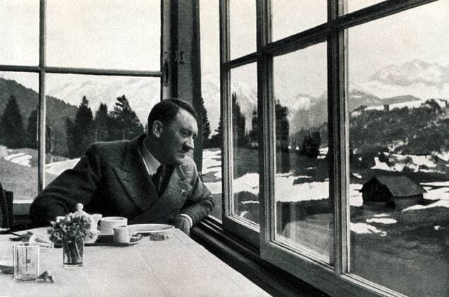 IMAGO History, Zweiter Weltkrieg: 1939 - 1945 Deutschland, Garmisch, 1934 Adolf Hitler ( 20. April 1889 in Braunau am Inn;   30. April 1945 in Berlin) war ein deutscher Politiker österreichischer Herkunft. Er war ab 29. Juli 1921 Vorsitzender der Nationalsozialistische Deutsche Arbeiterpartei (NSDAP), wurde am 30. Januar 1933 Reichskanzler und war von 1934 bis zu seinem Suizid 1945 unter der Bezeichnung - Führer und Reichskanzler - zugleich Regierungschef und Staatsoberhaupt des Deutschen Reiches, sowie ab 4. Februar 1938 Oberbefehlshaber der Wehrmacht. Foto: Adolf Hitler auf der G schwander Alm bei Garmisch Germany, Garmisch, 1934 Adolf Hitler (April 20, 1889 in Braunau am Inn,   30 April 1945 in Berlin) was a German politician of Austrian origin.