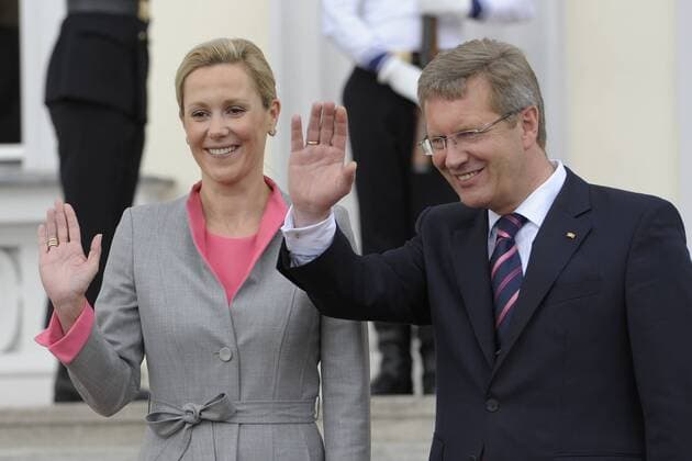 Bundespräsident Christian WULFF und Ehefrau Bettina verabschieden Papst Benedikt XVI. vor Schloss Bellevue, Begrüßung von Papst Benedikt XVI. im Schloss Bellevue durch Bundespräsident Christian Wulff, Besuch von Papst Benedikt XVI. in Deutschland vom 22.-25.09.2011, Berlin, 22.09.2011.