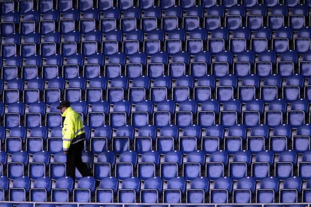 Sicherheits, Security Mann geht durch die leeren Sitzreihen eines Fussballstadions. Duisburg, NRW, Deutschland, Europa