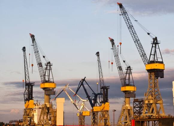 Kran Kräne, Kran, cran, cranes Wirtschaft, Ladekran, Hebekran, Werft Blohm + Voss im Hamburger Hafen, Werft, Werften, Werftgelände, dock, Docks, crane, cranes, Industrie, Schiffsindustrie, Werft, Werften, Schiffswerft, Schiffswerften,
