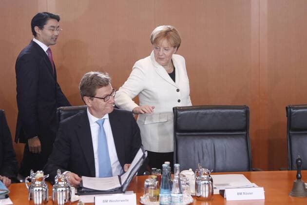 Berlin, den 27.09.2011 77. Kabinettsitzung im Bundeskanzleramt Foto: v.l. Bundeswirtschaftsminister und Vizekanzler Philipp Rösler, FDP, Bundesaussenminister Guido Westerwelle, FDP und Bundeskanzlerin Angela Merkel, CDU.
