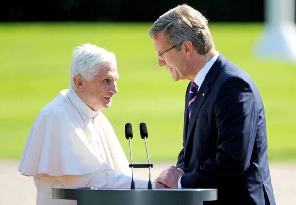 Donnerstag 22.09.2011, Berlin, Papst Benedikt XVI. (bürgerlich Joseph Aloisius Ratzinger ) besucht Deutschland. Hier mit Bundespräsident Christian Wulff DeFodi018