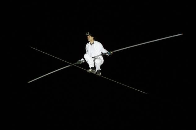 ITAR-TASS: MOSCOW, RUSSIA. SEPTEMBER 29, 2011. Swiss tightrope artist Freddy Nock balances at a height of 30 metres during his unsuccessful attempt to walk across a tightrope over the Moskva River. Nock performed his stunt in central Moscow, near Gorky Park, on the eve of the 5th World Festival of Circus Art.  RE0EF279