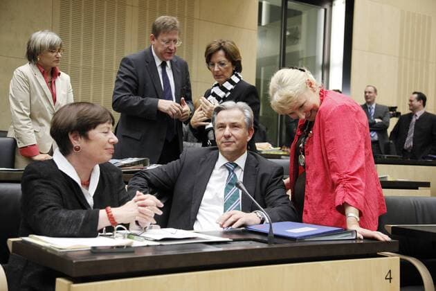 Berlin, Bundesrat, Sondersitzung des Bundesrates zum Stabilisierungs-Mechanismusgesetz (StabMechG) Klaus Wowereit (M.) und Berlins Justizsenatorin Gisela von der Aue (L)