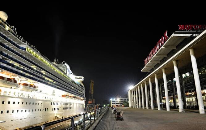 ITAR-TASS: VLADIVOSTOK, RUSSIA. OCTOBER 4, 2011. The Diamond Princess cruice ship moored at the port of Vladivostok. Run by Princess Cruises cruise line, the Diamond Princess is one of the largest ships operating cruises in the Pacific Ocean.  RE0EF5E7