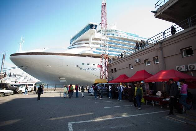 ITAR-TASS: VLADIVOSTOK, RUSSIA. OCTOBER 3, 2011. The Diamond Princess cruice ship moored at the port of Vladivostok. Run by Princess Cruises cruise line, the Diamond Princess is one of the largest ships operating cruises in the Pacific Ocean.  RE0EF5EF