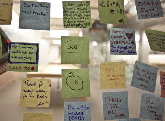 Notes from mourners cover the front of an Apple store in San Francisco as crowds gather after learning about the death of Apple founder Steve Jobs on October 5, 2011.  SXP2011100505