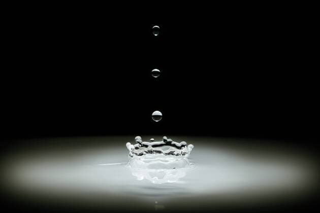  Wassertropfen fallen in eine helle Schüssel mit Wasser und bilden Tropfenskulptur iblmjh02037290
