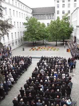 Berlin-Mitte (Ortsteil Tiergarten): 67. Jahrestag des 20. Juli 1944 - Kranzniederlegung zum Gedenken an den Widerstand gegen die nationalsozialistische Gewaltherrschaft im Ehrenhof des Bendlerblocks Stehende Gäste während der Nationalhymne