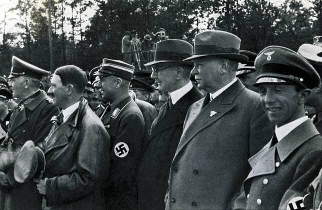 Deutschland, Frankfurt, 19.05.1935 Foto: v.l.n.r.: Reichskriegsminister Werner von BLOMBERG, Adolf HITLER, Generalinspekteur für das deutsche Straßenwesen, Dr. Fritz TODT, Reichsbankpräsident Dr. Hjalmar SCHACHT, Generaldirektor der Reichsbahn, Dr. Julius DORPMÜLLER und Reichsminister Joseph GÖBBELS, bei der Reichsautobahn-Eröffnung Frankfurt-Darmstadt