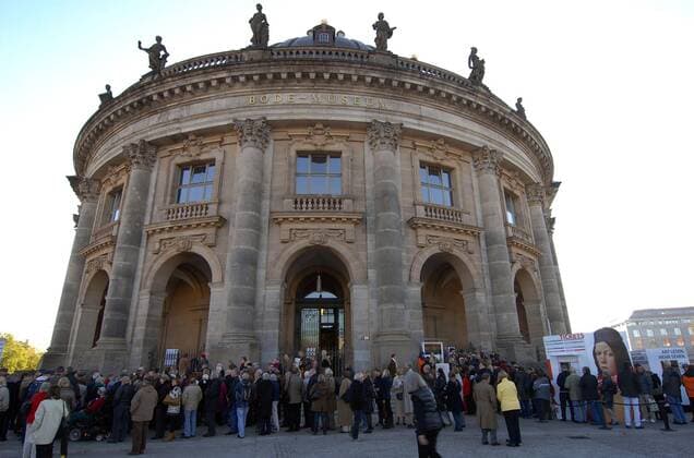 Berlin Mitte-Tiergarten: Lange Schlangen vor dem Bode- Museum zur Ausstellung - Gesichter der Renaissance -...