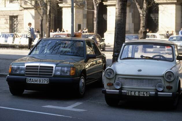 Auto der Marke Mercedes Benz neben einem Trabant in Ost-Berlin (DDR)