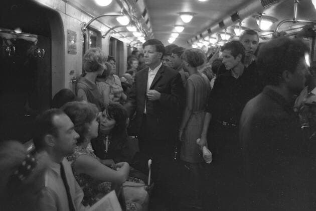 Helmut SCHMIDT, Politiker, SPD, Deutschland , faehrt in der Moskauer U-Bahn, Stehplatz, stehend, Blick leicht seitlich, einer U-Bahn, UDSSR, SW-Aufnahme aus dem Jahr 1966; Politik, SPD, privat, Russland, Moskaureise, Moskau-Reise;
