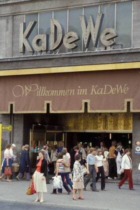 Kaufhaus des Westens (KaDeWe) in Berlin - Eingang !AUFNAHMEDATUM GESCHÄTZT!