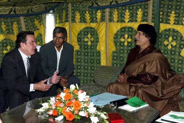 (111020) -- BEIJING, Oct. 20, 2011 (Xinhua) -- File photo taken on Oct. 14, 2004 shows Muammar Gaddafi (R) meeting with former German Chancellor Gerhard Schroeder in Tripoli, Libya. 