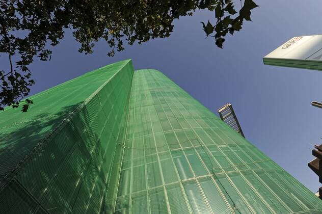GAP 15 Bürogebäude in Duesseldorf von Ernst und Young ist aus Sicherheitsgründen in ein grünes Netz gehüllt, da ein eine Scheibe sich gelöst hatte.