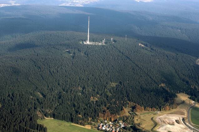 LUFTAUFNAHME MINDESTENS 60 EURO Luftbilder Landkreis Hildburghausen , 241011 , Luftbild , Blessberg (865 m) im Thüringer Schiefergebirge , Sendeturm, Aussichtsturm und Wanderheim auf dem Blessbergkopf Luftaufnahme mindestens 60 Ä Honorar