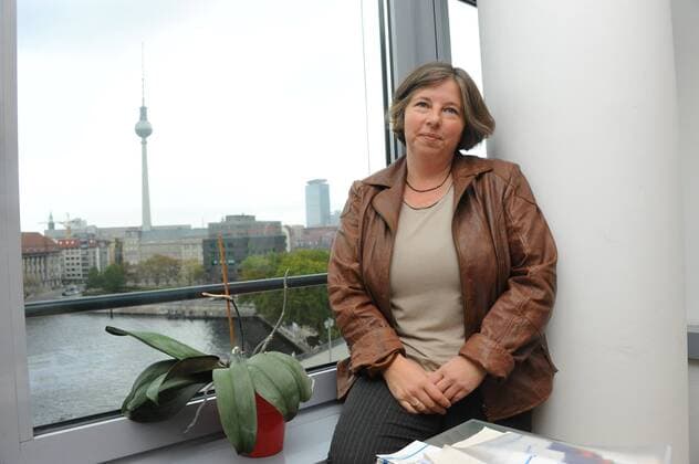 Frau Senatorin Katrin Lompscher - Senatorin für Gesundheit, in ihrem Büro, Brückenstr. 6 Local Caption . Thomas Lebie
