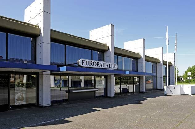 Architektur von Arne Jacobsen Stadtportrait Castrop-Rauxel, Europaplatz mit Stadthalle, Europahalle und Rathaus, . Entworfen wurde gesamte Komplex von den Architekten Arne Jakobsen und Otto Weitling und in den 60er und 70er Jahren fertiggestellt, Blick auf die Aussenfassade der Europahalle Stadtportrait Castrop - Rauxel
