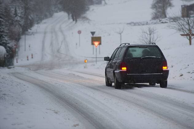 Auto auf Schneedecke - McPHOTOxxx xxxLeitner