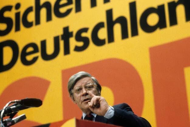 Bundeskanzler Helmut Schmidt (Deutschland SPD) auf dem Außerordentlichen SPD-Parteitag in Essen