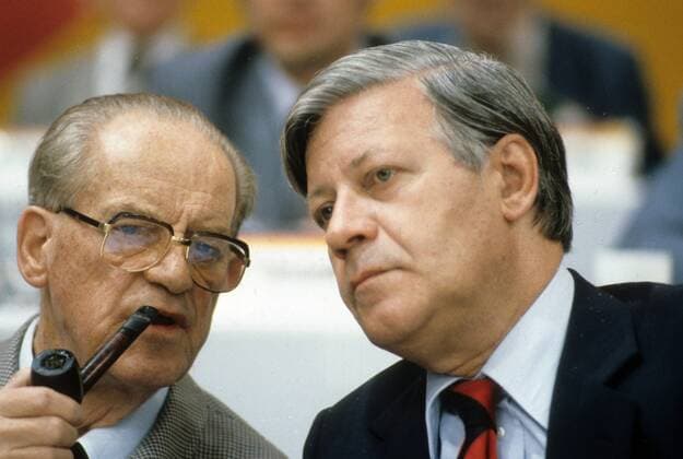 Herbert Wehner (li.) und Bundeskanzler Helmut Schmidt (beide Deutschland SPD) auf dem Außerordentlichen SPD-Parteitag in Essen