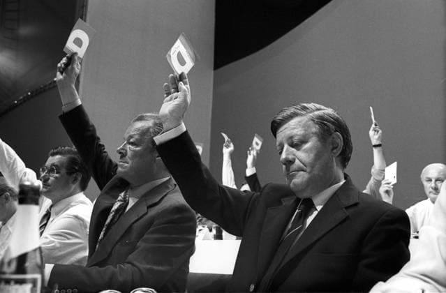 Willy Brandt (li., BRD SPD-Bundesvorsitzender) und Bundeskanzler Helmut Schmidt (BRD SPD) - SPD-Bundesparteitag in Dortmund