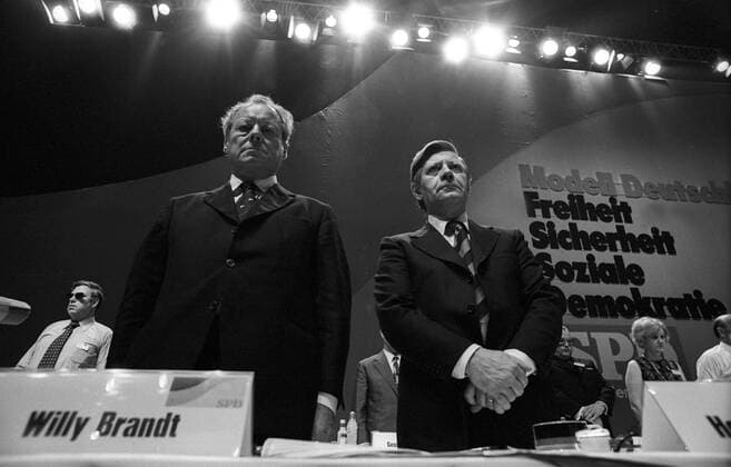 Willy Brandt (L, BRD SPD-Bundesvorsitzender) und Bundeskanzler Helmut Schmidt (BRD SPD) - SPD-Bundesparteitag in Dortmund