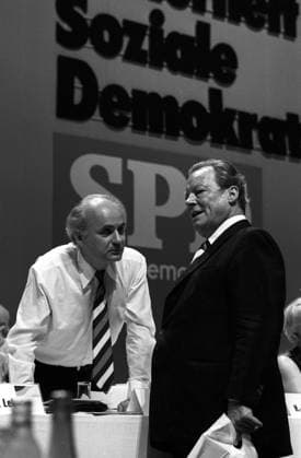 Willy Brandt (re., BRD SPD-Bundesvorsitzender) und Forschungsminister Hans Matthöfer (BRD SPD) - SPD-Bundesparteitag in Dortmund