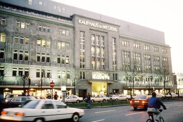 Kaufhaus des Westens (KaDeWe) in der Tauentzienstraße in Berlin West
