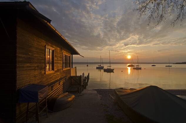 Bootshaus am Ammersee, Sonnenuntergang, in der Nähe von Herrsching, Bayern, Deutschland, Europa ibldjo02060537