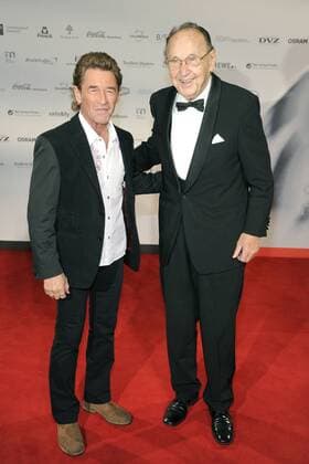 Peter MAFFAY, links, Musiker, Sänger, und Hans-Dietrich GENSCHER, Politiker, FDP, ganze Figur, Ganzkoerper, Roter Teppich, Red Carpet Show, Verleihung Deutscher Nachhaltigkeitspreis in Düsseldorf am 04.11.2011.