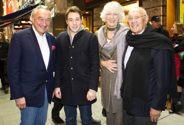 HAMBURG 02.11.2011 Bertram Rickmers, Sohn Rikmer Clasen Rickmers, Horst Schomburg und Ehefrau Dagmar , (v.l.) Fototermin zum Thema: Premiere der Broadway-Show Ain t Misbehavin im Hamburger St. Pauli Theater am 02.11.2011 in Hamburg, Germany. Hamburg Kultur Kiez Reeperbahn St. Pauli Theater Gesellschaft Premiere Ain t Misbehavin Promi Prominent Broadway Show Harlem Swing