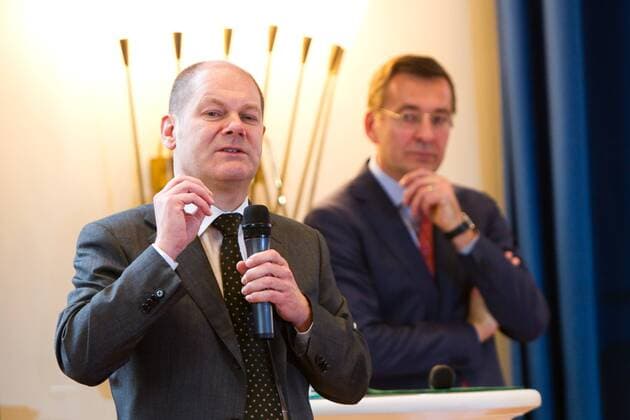 HAMBURG 02.11.2011 Diskussion mit Olaf Scholz (SPD) und Erck Rickmers (SPD) (v.l.) Fototermin zum Thema: Diskussions-Veranstaltung der Patriotische Gesellschaft von 1765 mit Hamburgs Ersten Buergermeister Olaf Scholz (SPD) und Erck Rickmers (SPD) in den Räumlichkeiten der Patriotische Gesellschaft am 02.11.2011 in Hamburg, Germany. Hamburg Politik Diskussionsveranstaltung Diskussion Rede Patriotische Gesellschaft