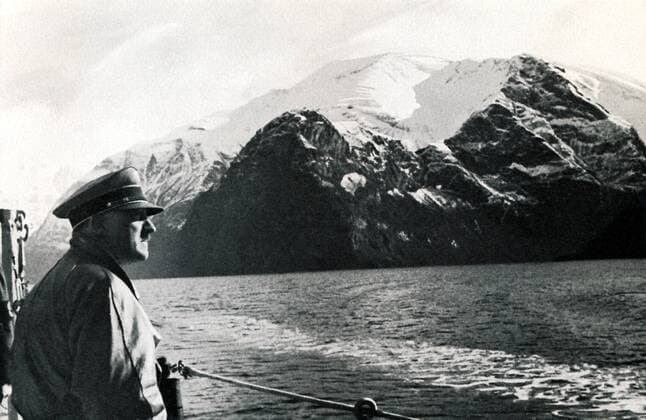 IMAGO History, Zweiter Weltkrieg: 1939 - 1945 Deutschland, 1935 (Ort und Datum unbekannt ) Foto: Adolf HITLER besichtigt an Bord eines Kriegsschiffes die norwegischen Fjorde