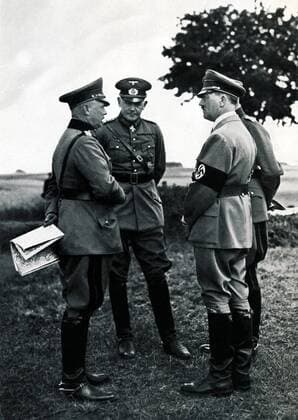 IMAGO History, Zweiter Weltkrieg: 1939 - 1945 Deutschland, Munsterlager 1935 (Datum unbekannt ) Foto: Adolf HITLER (re) im Gespräch mit Reichskriegsminister General Werner von BLOMBERG ( mitte) und dem Oberbefehlshaber des Heeres, General Werner Freiherr von FRITSCH (li) bei den Manövern auf dem Truppenübungsplatz Munsterlager