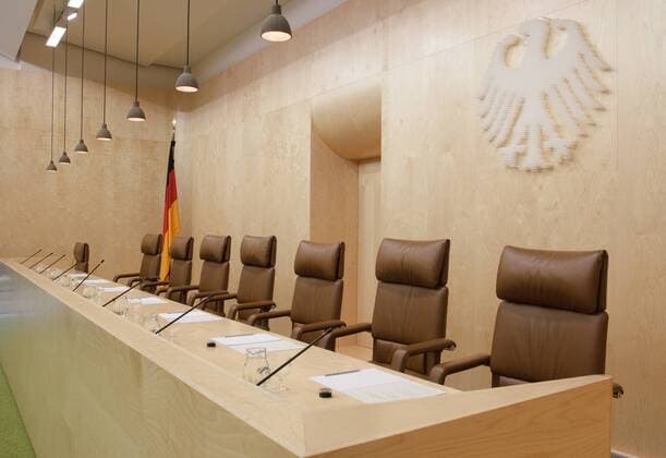BUNDESVERFASSUNGSGERICHT, 09.11.2011, KARLSRUHE - Urteilsverkündung des 2. Senats in Sachen Fünf-Prozent-Sperrklausel im EU Wahlrecht . Blick auf das Richterpult. Nach dem Ausscheiden von Bundesverfassungsrichter Prof. Dr. h.c. Rudolf Mellinghoff bleibt ein Sessel hinten links unbesetzt.