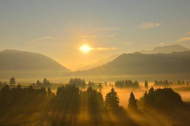 Lichtimpressionen Sonnenaufgang bei Buching, Ostallgäu, Allgäu, Bayern, Deutschland, Europa ibltke02061482