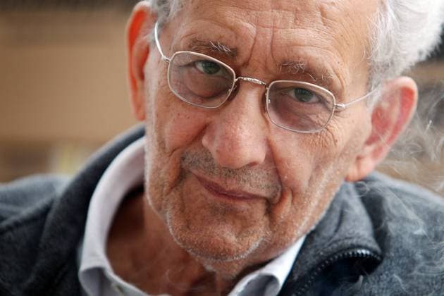 Jena , 061011 , Universität Jena ehrt Künstler Frank Stella mit einer Ausstellung im alten Straßenbahndepot , Ausstellungsaufbau , Pressekonferenz Im Bild: New Yorker Künstler Frank Stella raucht eine Zigarre