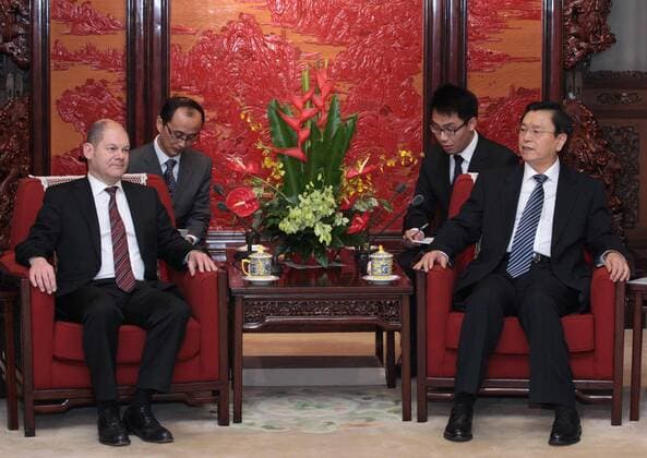 (111114) -- BEIJING, Nov. 14, 2011 (Xinhua) -- China s Vice Premier Zhang Dejiang (R) meets with Hamburg Mayor Olaf Scholz from Germany in Beijing, China, Nov. 14, 2011. (Xinhua Pang Xinglei) (hdt) CHINA-BEIJING-ZHANG DEJIANG-GERMANY-HAMBURG-MEETING (CN) 