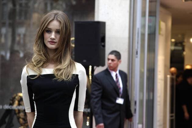 Rosie Huntington Whiteley (Model) anlässlich der Eröffnung einer Marks & Spencer Boutique auf der Champs Elysees - Paris - 24.11.2011 MarineAndrieux Panoramic 
