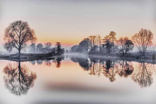 Lichtimpressionen Abendstimmung am Havelkanal bei Paaren. Die Bäume spiegeln sich im ruhigen Wasser des selten befahrenen Kanals.
