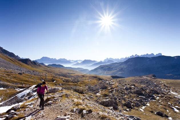 Wanderer beim Aufstieg zum Bepi Zac Klettersteig im San Pellegrino Tal oberhalb vom San Pellegrino Pass, hinten die Dolomiten, Trentino, Italien, Europa ibxles02079133