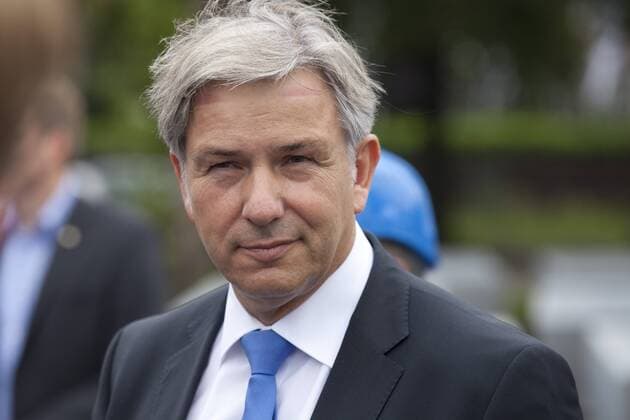 Deutschland, Berlin, Berlins Bürgermeister Klaus Wowereit SPD besucht anläßlich des Wahlkampfes das Aluminiumwerk BAGR, 15.08.2011