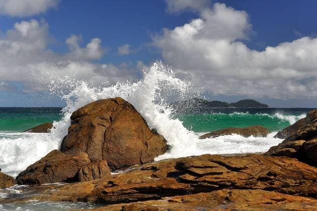 Brechende Wellen am felsigen Strand von Lopez Mendes, Ihla Grande bei Rio de Janeiro, Brasilien, Südamerika iblmea02068014