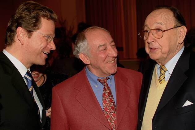 Guido Westerwelle, Dieter Hallervorden und Hans-Dietrich Genscher (von links), Genscher (FDP, geboren am 21. März 1927 in Reideburg, Saalkreis) feiert in Leipzig seinen 75.Geburtstag mit vielen geladenen Gästen, Genscher war 1969 bis 1974 Bundesminister des Innern, sowie von 1974 bis 1992 fast ununterbrochen Bundesminister des Auswärtigen und Stellvertreter des Bundeskanzlers der Bundesrepublik Deutschland, von 1974 bis 1985 war er außerdem Bundesvorsitzender der FDP, Politik, Porträt,
