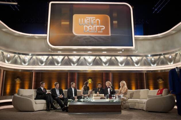 Fernsehmoderator Guenther (Günther) JAUCH, Basketballspieler Dirk NOWITZKI Schauspieler Til SCHWEIGER, Schauspielerin Jessica BIEL (USA), Popmusiker Lenny KRAVITZ (USA) und das Moderatorengespann Thomas GOTTSCHALK (von links) auf der Couch unter dem Wetten, dass..? -Logo; Couchgruppe; Wetten, dass..? ZDF- Fernsehshow Unterhaltungssendung; letzte Wetten, das..?-Sendung mit Thomas Gottschalk aus der Messehalle in Friedrichshafen Deutschland, am 03.12.2011; POOLFOTO!