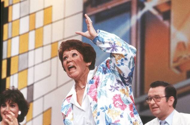 Lotti Krekel 09 85 Frau Film Schauspiel Musik Schlager quer halb leger dunkelhaarig winkend schreiend